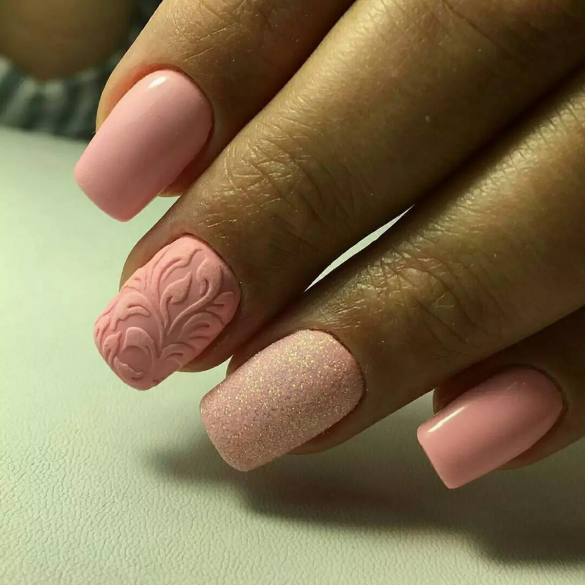 manicura Pouderic (28 fotos): idees per fer pols d'esmalt d'ungles 17164_23