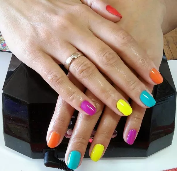 Многоцветен дизайн на ноктите (84 снимки): комбинации от различни цветове в маникюр. Как да направим ноктите с лакове от няколко нюанса у дома? 17167_10