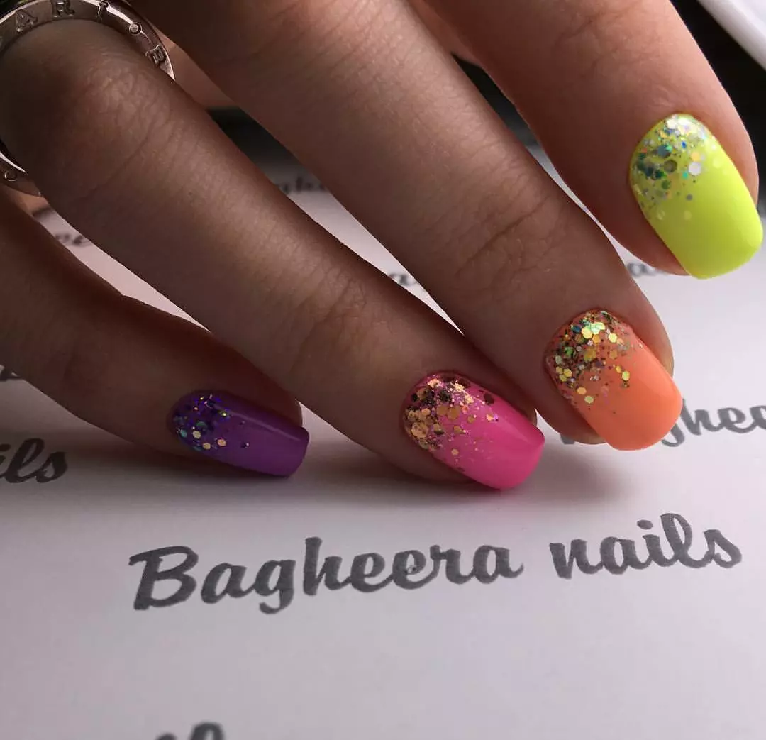 Multicolored Nail Design (84 foton): Kombinationer av olika färger i en manikyr. Hur man gör naglar med lacker av flera nyanser hemma? 17167_13