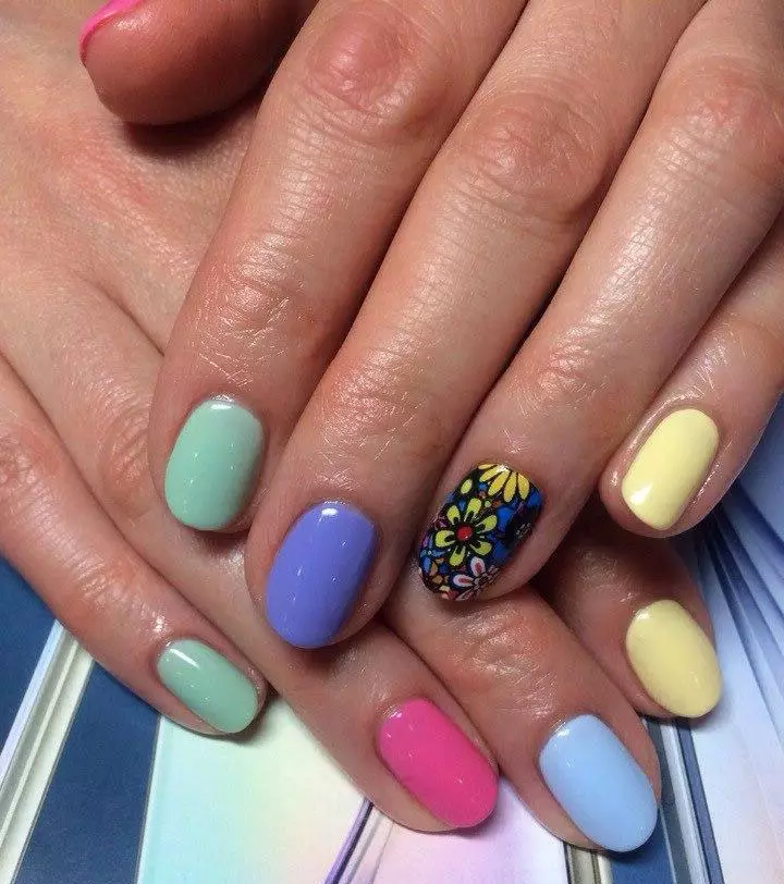 Design de unhas multicoloridos (84 fotos): combinações de cores diferentes em uma manicure. Como fazer pregos com vernizes de vários tons em casa? 17167_18