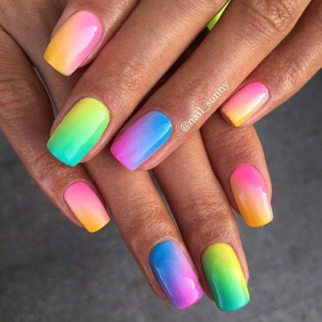 Multicolored nail design (84 photos): combinations of different colors in a manicure. How to make nails with varnishes of several shades at home? 17167_23