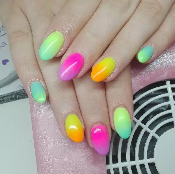 Design de unhas multicoloridos (84 fotos): combinações de cores diferentes em uma manicure. Como fazer pregos com vernizes de vários tons em casa? 17167_25