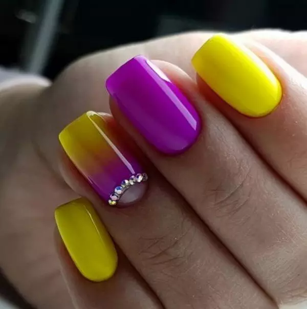 Deseño de uñas multicolores (84 fotos): combinacións de diferentes cores nunha manicura. Como facer cravos con vernices de varias sombras en casa? 17167_27