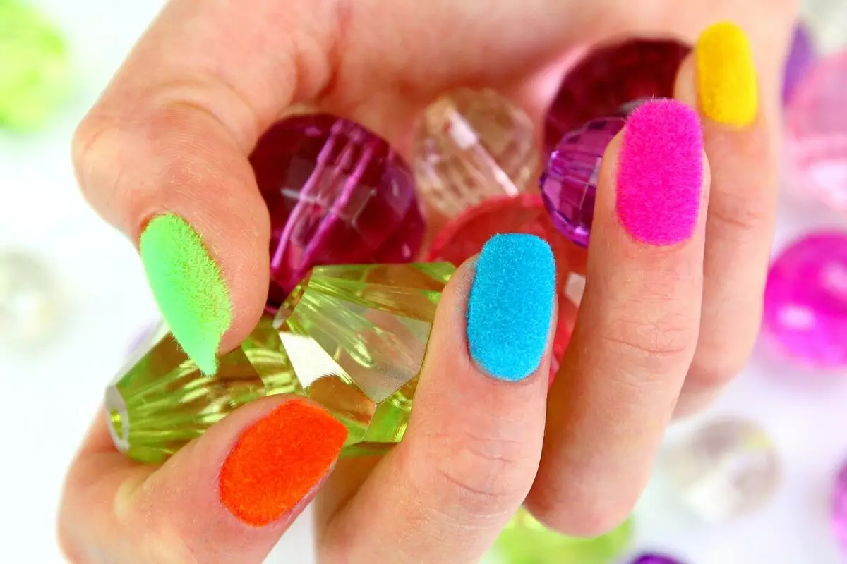 Višebojni dizajn noktiju (84 fotografije): kombinacije različitih boja u manikuru. Kako napraviti nokte sa lakima nekoliko nijansi kod kuće? 17167_32