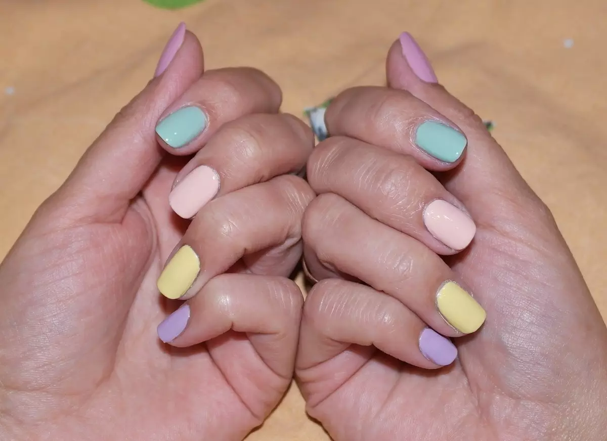 Višebojni dizajn noktiju (84 fotografije): kombinacije različitih boja u manikuru. Kako napraviti nokte s lakovima nekoliko nijansi kod kuće? 17167_35