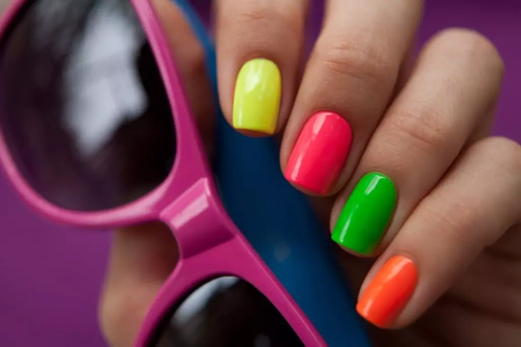 diseño multicolor de uñas (84 fotos): combinaciones de diferentes colores en una manicura. Como hacer uñas con barnices de varios tonos en el hogar? 17167_36