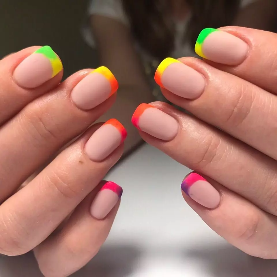Flerfarvet neglesdesign (84 billeder): Kombinationer af forskellige farver i manicure. Hvordan laver vi negle med lakker af flere nuancer derhjemme? 17167_52