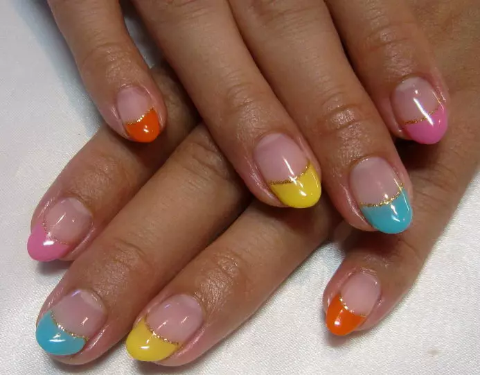 diseño multicolor de uñas (84 fotos): combinaciones de diferentes colores en una manicura. Como hacer uñas con barnices de varios tonos en el hogar? 17167_55