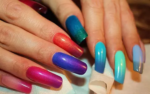 Design de unhas multicoloridos (84 fotos): combinações de cores diferentes em uma manicure. Como fazer pregos com vernizes de vários tons em casa? 17167_56