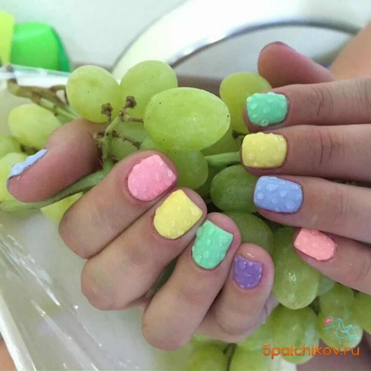 Vícebarevný design nehtů (84 fotek): kombinace různých barev v manikúru. Jak udělat nehty s laky několika odstínů doma? 17167_6