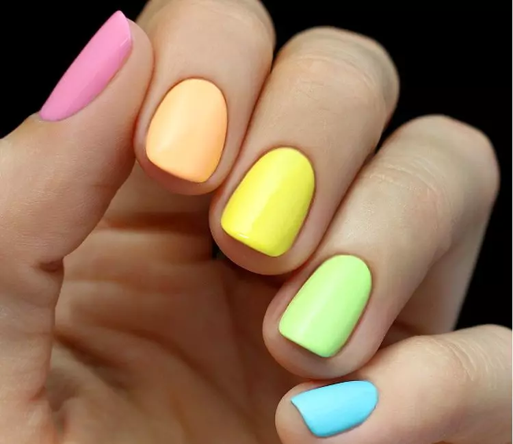 Multicolored Nail Design (84 bilder): Kombinasjoner av forskjellige farger i en manikyr. Hvordan lage negler med lakk av flere nyanser hjemme? 17167_7
