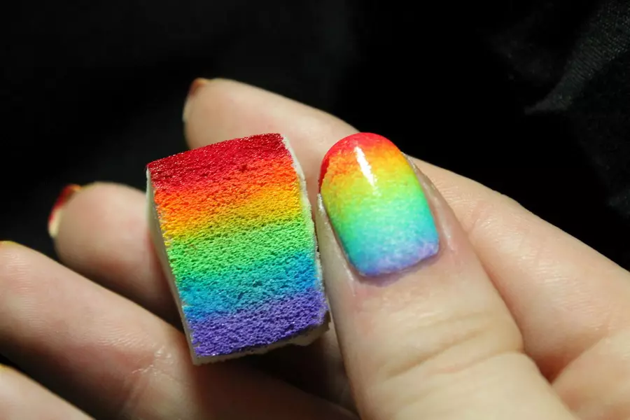 Multicolored Nail Design (84 bilder): Kombinasjoner av forskjellige farger i en manikyr. Hvordan lage negler med lakk av flere nyanser hjemme? 17167_81