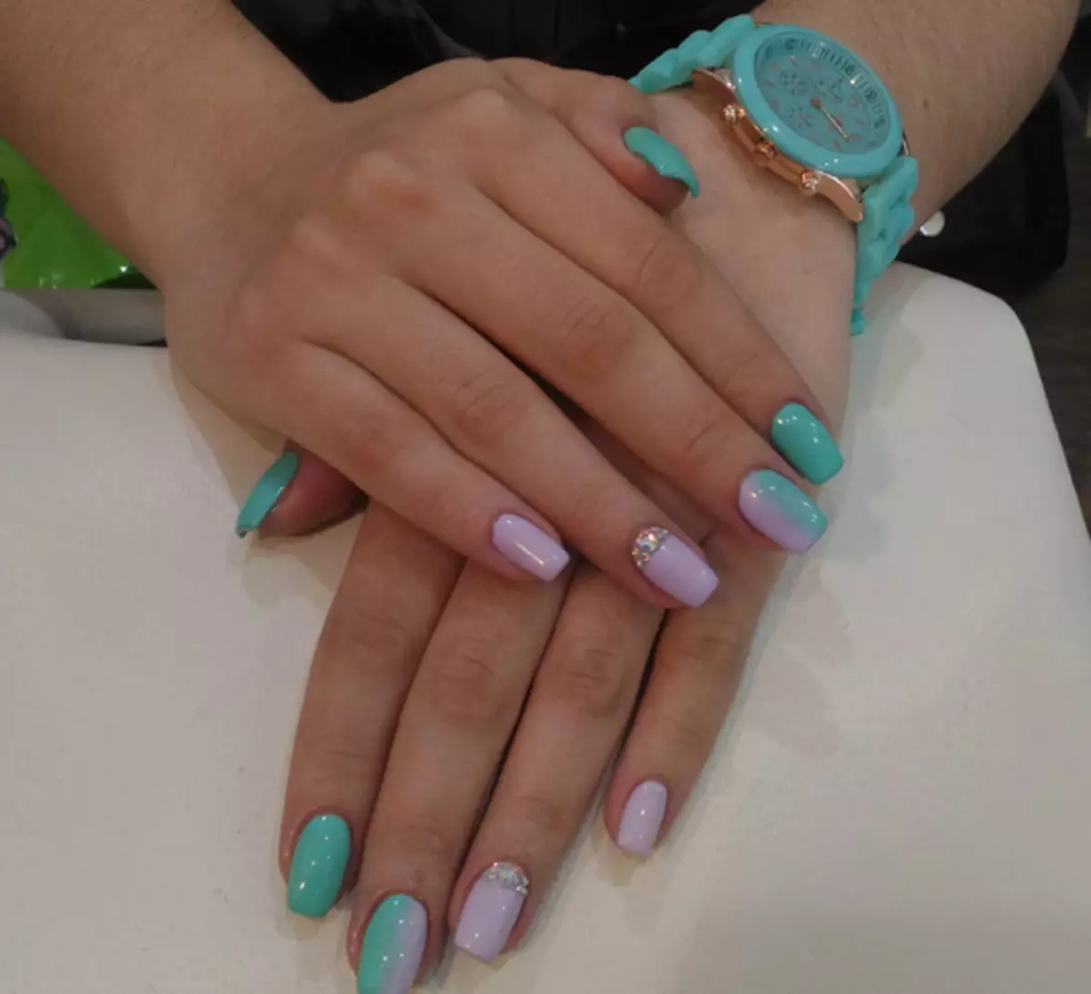 manicure ສີບົວ-turquoise (52 ຮູບ): ການອອກແບບເລັບໃນ turquoise ປະສົມກັບ varnish ສີບົວ 17174_15