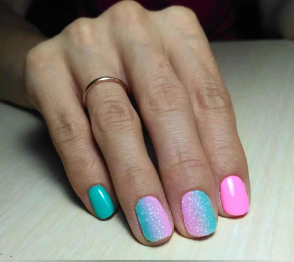 Pink-Turquoise Manicure (52 сүрөт): Тырмактын дизайны бирюза менен бирюза менен айкалыштырылган 17174_22