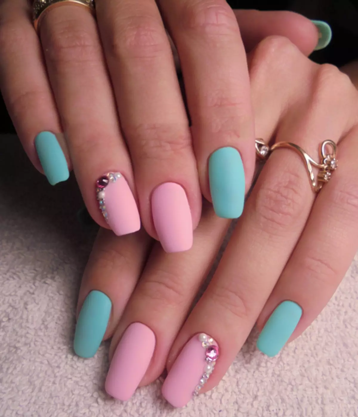 Pink-Turquoise Manicure (52 сүрөт): Тырмактын дизайны бирюза менен бирюза менен айкалыштырылган 17174_26