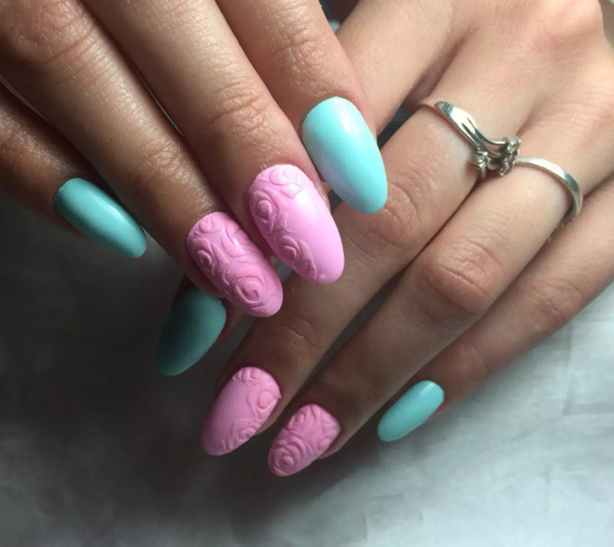 Pink-turquoise manicure (52 foto): unghie design in turchese combinato con vernice rosa 17174_28