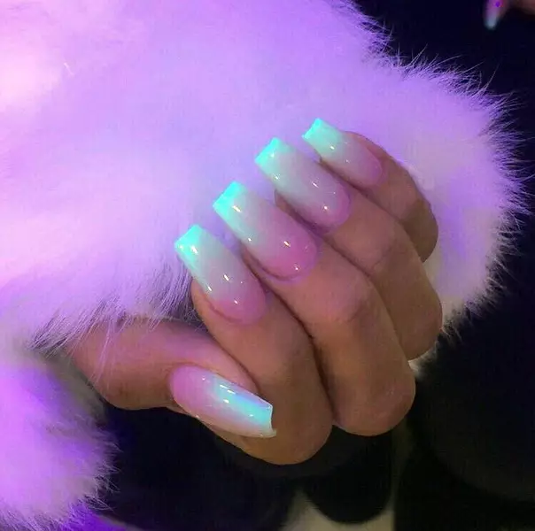 Bright Manicure (114 Billeder): Juicy Manicure for lange negle i lyse farver, stilfulde matt manicure i blå toner 17177_18
