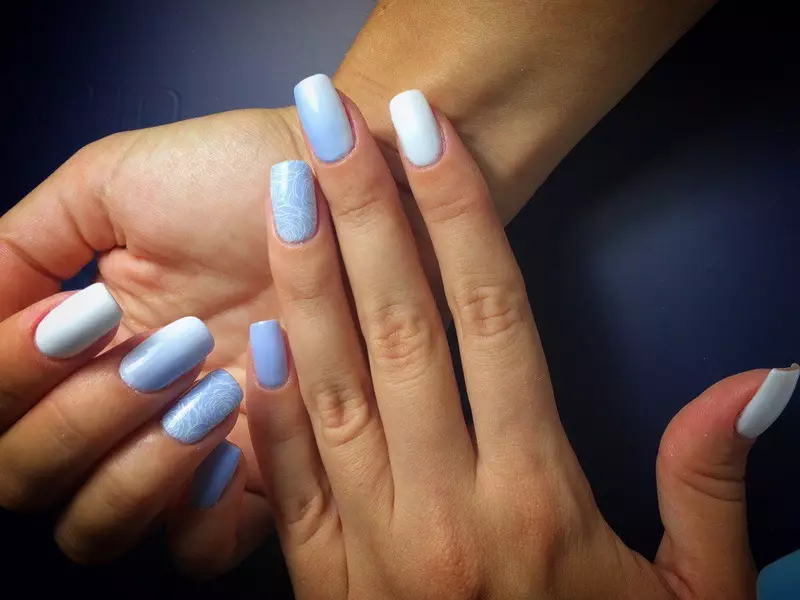 Svetla manikura (114 fotografij): Juicy Manicure za dolge nohte v svetlih barvah, elegantna manikura Matt v modrih tonih 17177_27