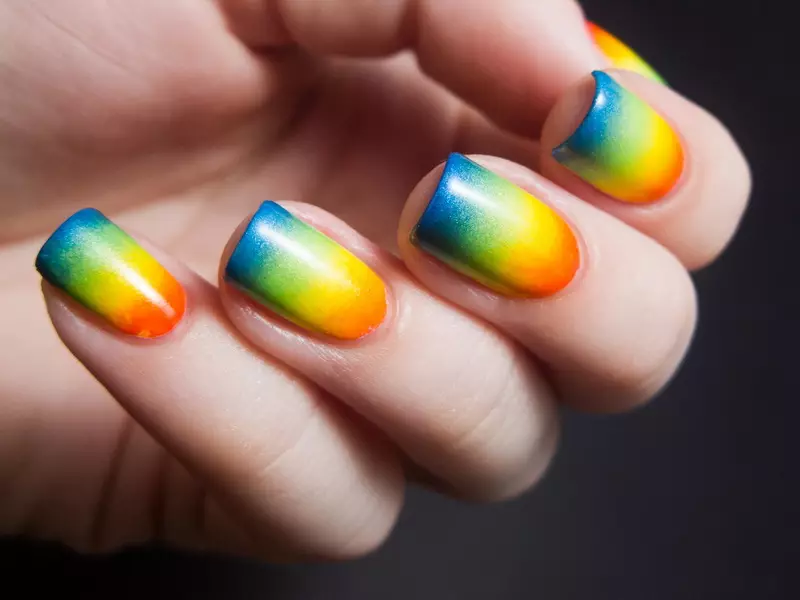 Manicure brilhante (114 fotos): suculento manicure para pregos longos em cores brilhantes, elegante manicure matt em tons azuis 17177_39