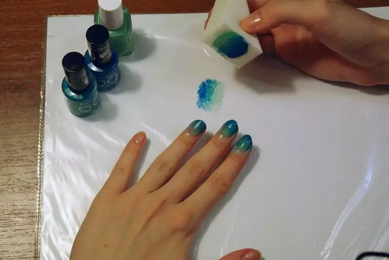 Bright Manicure (114 foto): Manicure berair untuk kuku panjang dalam warna-warna cerah, manikur matt bergaya dalam nada biru 17177_79
