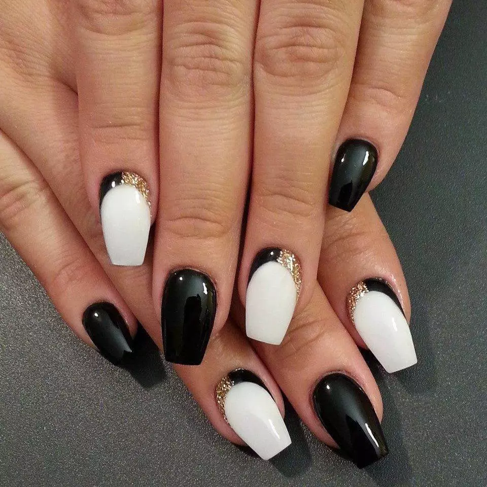 Característiques de Blanco i Negre Franch a les ungles (54 fotos): disseny de manicura francesa en blanc i negre 17179_11