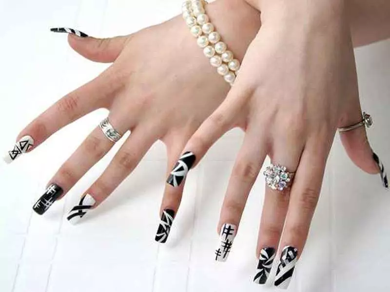 Taybetmendiyên Franch Black û Spî li ser Nails (54 Wêne): Design Manicure French Bi Reş û Spî 17179_46
