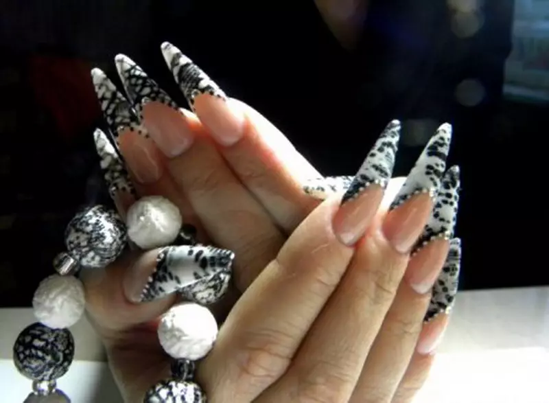 Mga Tampok ng Black at White Franch sa mga kuko (54 mga larawan): French manicure design in black and white 17179_8