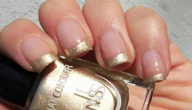 Golden Franch บนเล็บ (34 รูป): ทำเล็บมือฝรั่งเศสที่มีแถบสีทอง 17184_9