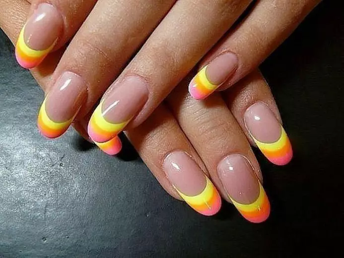Color Franch on the nails (85 photos): French manicure with a beautiful design or two-color pattern on oval nails 17188_19