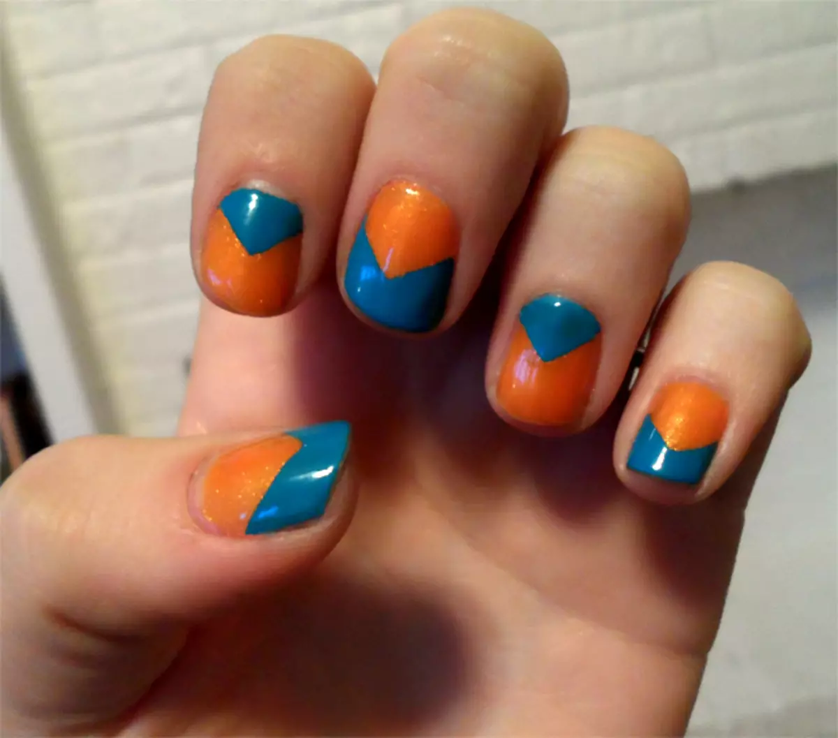Ногти голубые с оранжевым