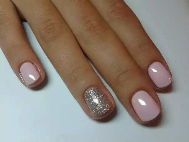 Manicure ya fedha (picha 66): msumari wa msumari na varnish chini ya fedha na rangi ya lilac, kufanya manicure nyeupe na fedha na sparkles 17192_10