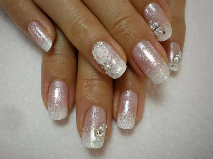 Manicure de prata (66 fotos): Projeto de unhas com verniz sob prata com cor lilás, fazer uma manicure branca e prata com brilhos 17192_11