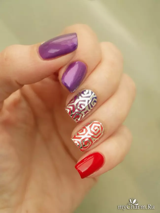 Manicure de prata (66 fotos): Projeto de unhas com verniz sob prata com cor lilás, fazer uma manicure branca e prata com brilhos 17192_12