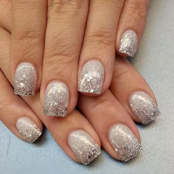 Manicure de prata (66 fotos): Projeto de unhas com verniz sob prata com cor lilás, fazer uma manicure branca e prata com brilhos 17192_14