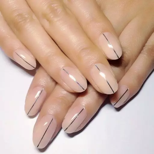 Manicura de plata (66 fotos): disseny d'ungles amb vernís sota plata amb color lila, fer una manicura blanca i de plata amb brillants 17192_15