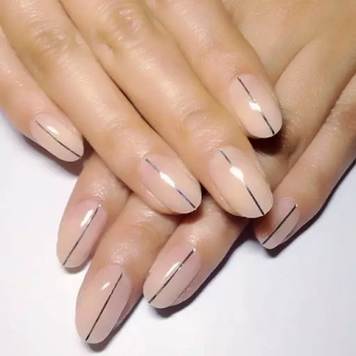 Manicure de prata (66 fotos): Projeto de unhas com verniz sob prata com cor lilás, fazer uma manicure branca e prata com brilhos 17192_15