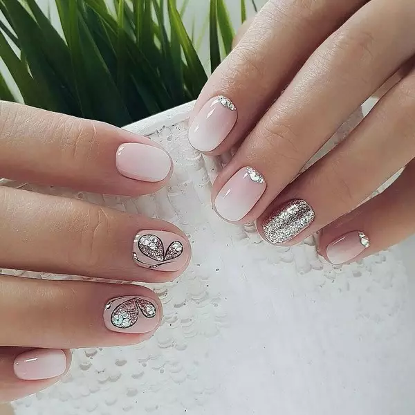 Silver Manicure (66 zdjęć): Projektowanie paznokci z lakierem pod silnikiem z kolorem liliowym, wykonaj biały i srebrny manicure z błyszczy 17192_16