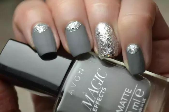 Manicura de plata (66 fotos): disseny d'ungles amb vernís sota plata amb color lila, fer una manicura blanca i de plata amb brillants 17192_20