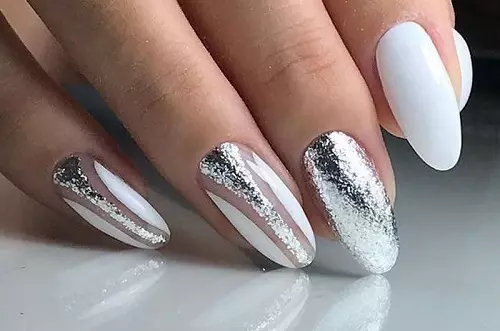 Sølv Manicure (66 billeder): Nail Design med lak under sølv med lilla farve, lav en hvid og sølv manicure med gnistre 17192_22