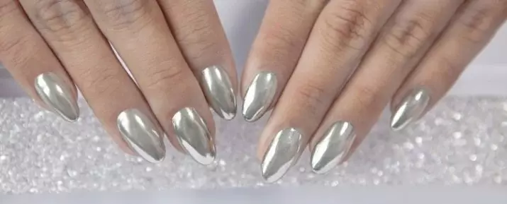 Manicure de prata (66 fotos): Projeto de unhas com verniz sob prata com cor lilás, fazer uma manicure branca e prata com brilhos 17192_25