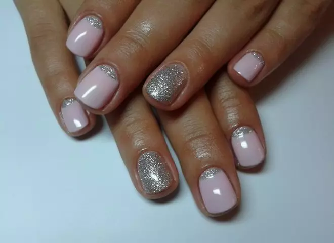 Manicure ya fedha (picha 66): msumari wa msumari na varnish chini ya fedha na rangi ya lilac, kufanya manicure nyeupe na fedha na sparkles 17192_29