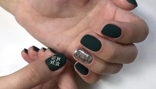 Manicure de prata (66 fotos): Projeto de unhas com verniz sob prata com cor lilás, fazer uma manicure branca e prata com brilhos 17192_31