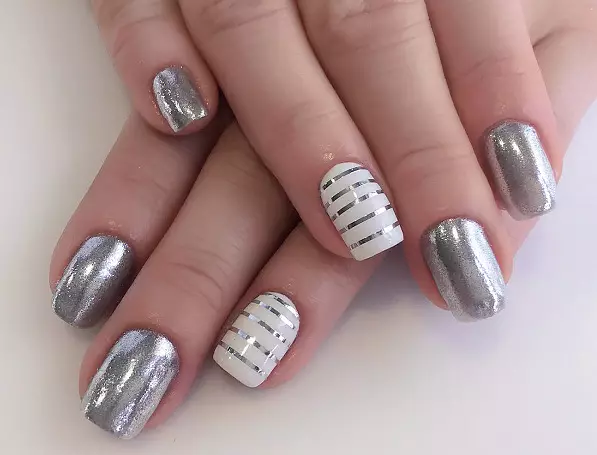 Manicura de plata (66 fotos): disseny d'ungles amb vernís sota plata amb color lila, fer una manicura blanca i de plata amb brillants 17192_32