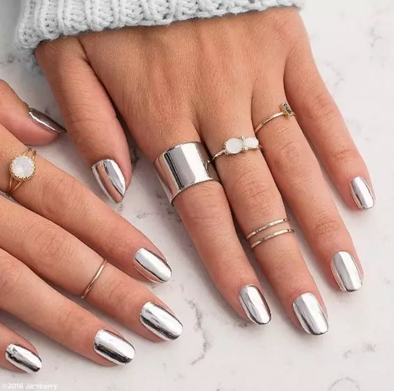 Manicure de prata (66 fotos): Projeto de unhas com verniz sob prata com cor lilás, fazer uma manicure branca e prata com brilhos 17192_40