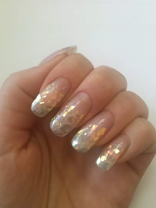 Manicure de prata (66 fotos): Projeto de unhas com verniz sob prata com cor lilás, fazer uma manicure branca e prata com brilhos 17192_41