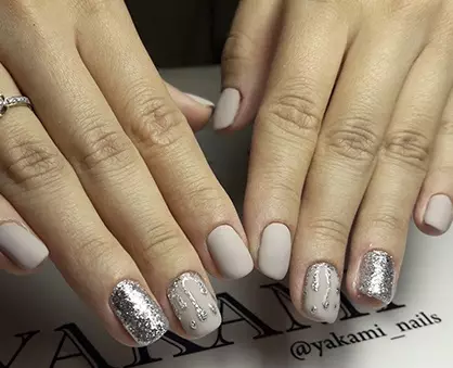 Manicure de prata (66 fotos): Projeto de unhas com verniz sob prata com cor lilás, fazer uma manicure branca e prata com brilhos 17192_42