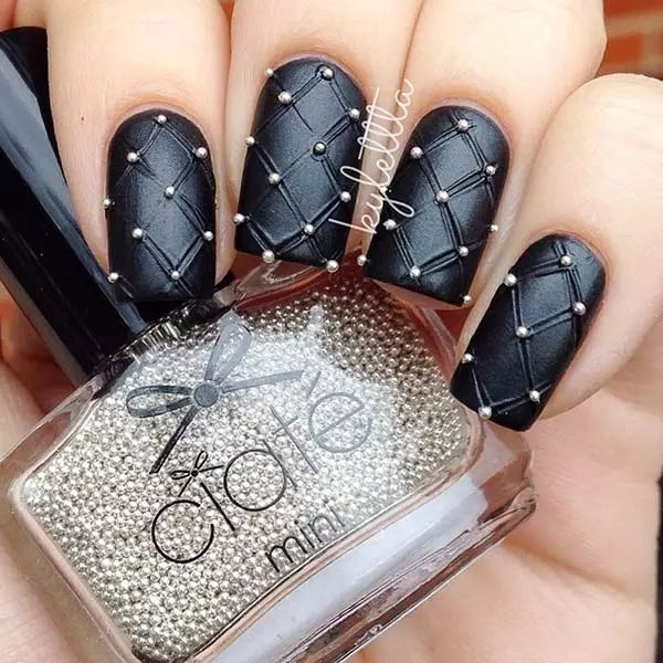 Manicure de prata (66 fotos): Projeto de unhas com verniz sob prata com cor lilás, fazer uma manicure branca e prata com brilhos 17192_44