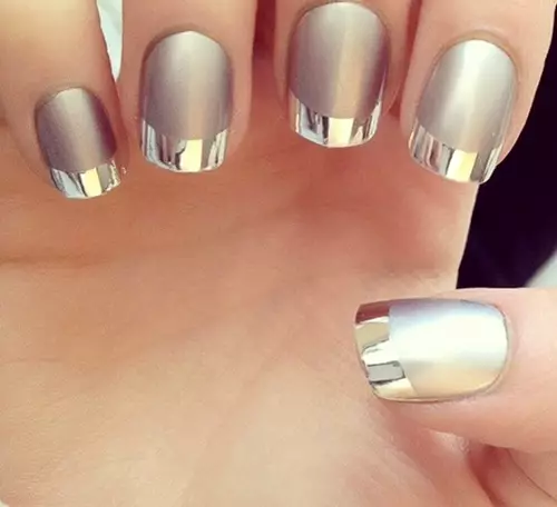 Manicura de plata (66 fotos): disseny d'ungles amb vernís sota plata amb color lila, fer una manicura blanca i de plata amb brillants 17192_45