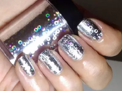 Manicura de plata (66 fotos): disseny d'ungles amb vernís sota plata amb color lila, fer una manicura blanca i de plata amb brillants 17192_46