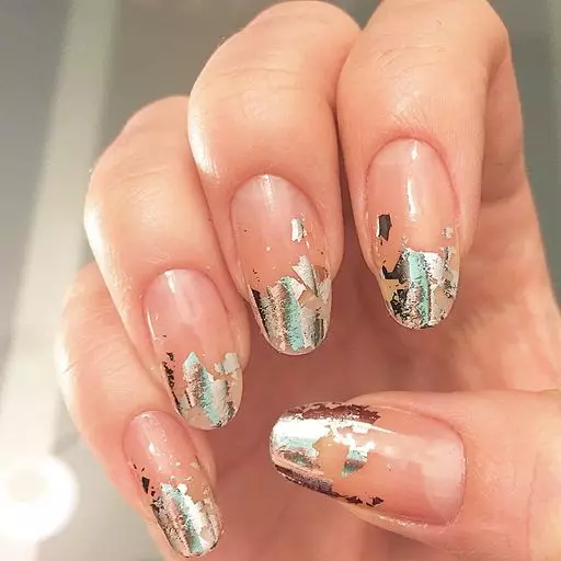 Manicure de prata (66 fotos): Projeto de unhas com verniz sob prata com cor lilás, fazer uma manicure branca e prata com brilhos 17192_47